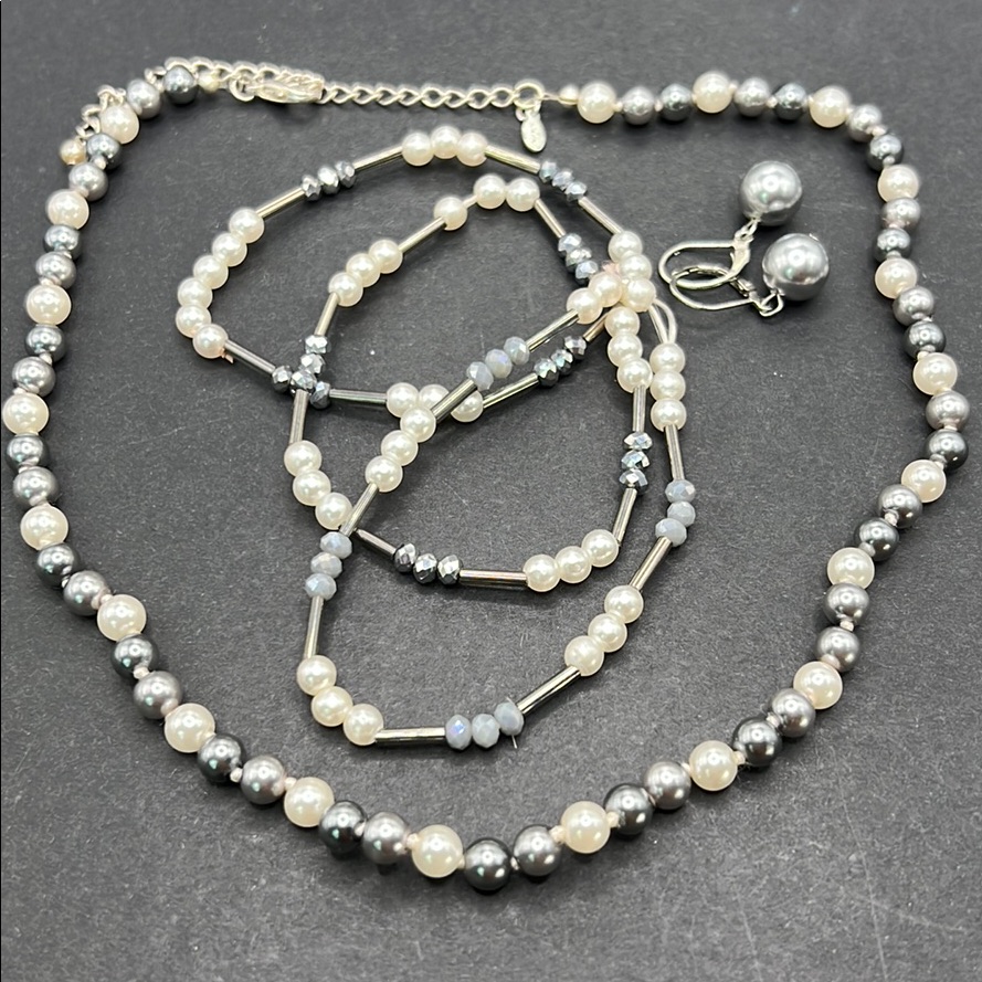 Vintage Rmn Pearl Necklace Bracelets Earrings 11$